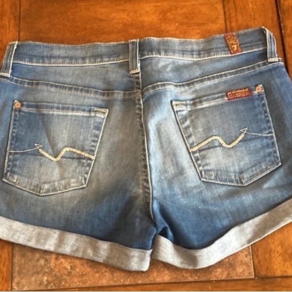 7 For All Mankind Size 26 Shorts Like New - Picture 2 of 8